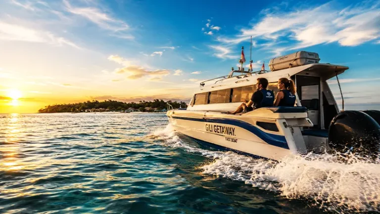 fast boat bali gili Fast boat Bali Gili melaju di laut biru jernih menuju Kepulauan Gili di sore hari